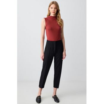 Pantaloni crop cu pliuri si slituri laterale