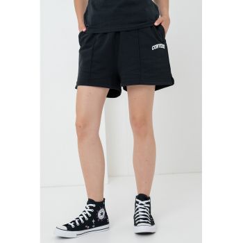 Pantaloni scurti cu talie inalta si logo brodat