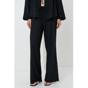 Pantaloni tricotati cu croiala ampla si snururi