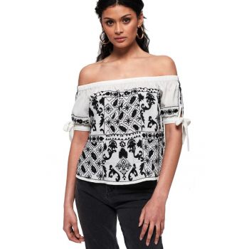 Bluza cu decolteu pe umeri -