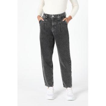 Blugi mom fit cu talie inalta
