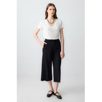 Pantaloni crop cu model uni