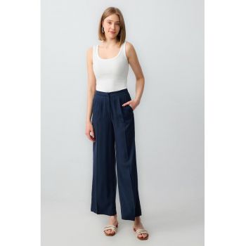 Pantaloni evazati cu model uni