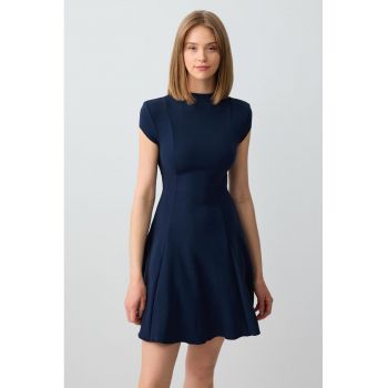 Rochie mini cu croiala in A si decolteu la baza gatului
