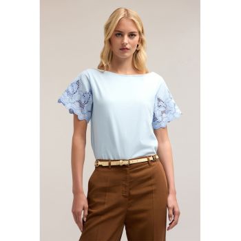 Tricou cu decolteu barcuta si maneci perforate