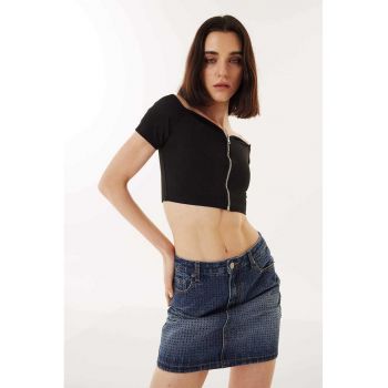 Top crop cu decolteu pe un umar