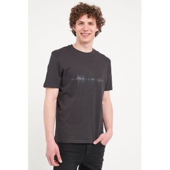 Tricou cu decolteu la baza gatului si imprimeu logo