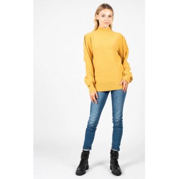 Pulover lejer cu decolteu la baza gatului -