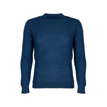 Pulover tricotat cu textura striata si decolteu la baza gatului -