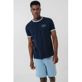Tricou cu decolteu la baza gatului
