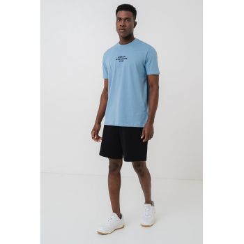 Tricou cu logo si decolteu la baza gatului