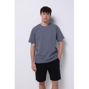 Tricou lejer cu decolteu la baza gatului si model uni