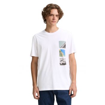 Tricou lejer cu decolteu la baza gatului