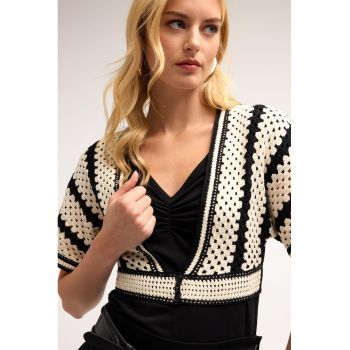 Bluza crop cu model crosetat