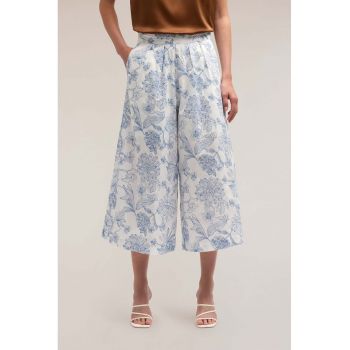 Pantaloni capri evazati cu model floral