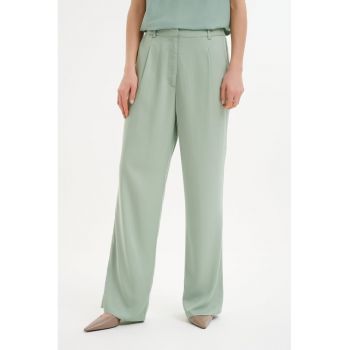 Pantaloni cu pliuri