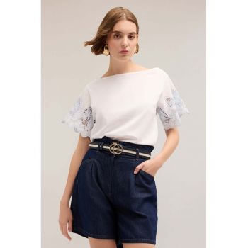 Tricou cu decolteu barcuta si maneci perforate
