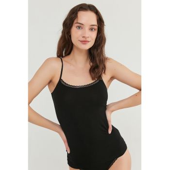 Top din amestec de modal cu garnitura de dantela