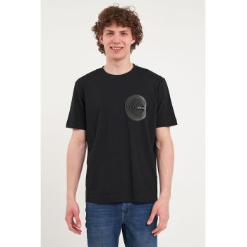 Tricou cu decolteu la baza gatului si imprimeu grafic