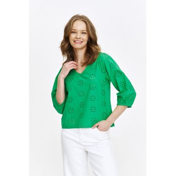 Bluza perforata cu decolteu in V si maneci medii