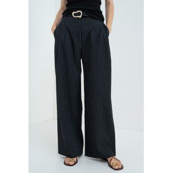 Pantaloni cu croiala ampla - model in dungi si curea asortata