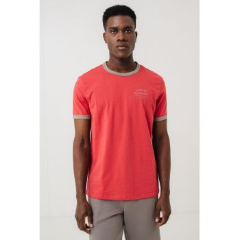 Tricou cu decolteu la baza gatului