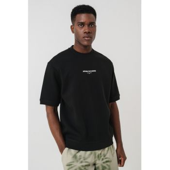 Tricou cu imprimeu logo si decolteu la baza gatului