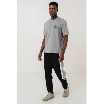 Tricou din bumbac cu logo pe piept si decolteu la baza gatului