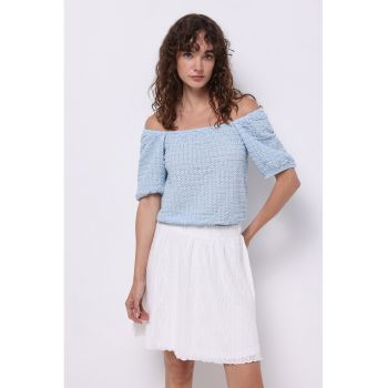 Bluza cu decolteu pe umeri si perforatii