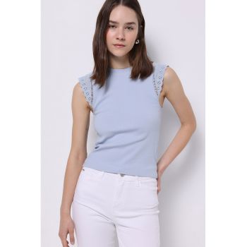 Bluza slim fit cu decolteu la baza gatului