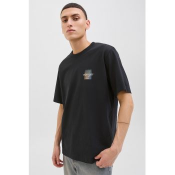 Tricou cu logo discret pe piept si decolteu la baza gatului