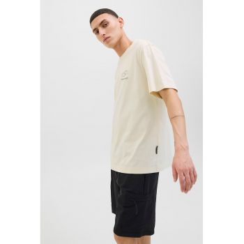 Tricou cu logo discret pe piept si decolteu la baza gatului