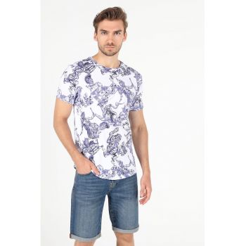 Tricou cu decolteu la baza gatului si imprimeu