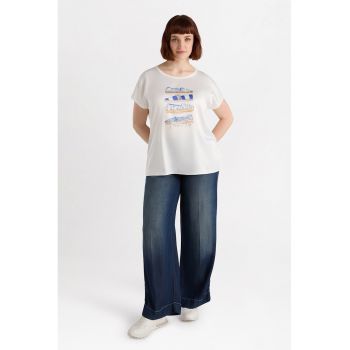 Tricou cu decolteu la baza gatului si imprimeu grafic