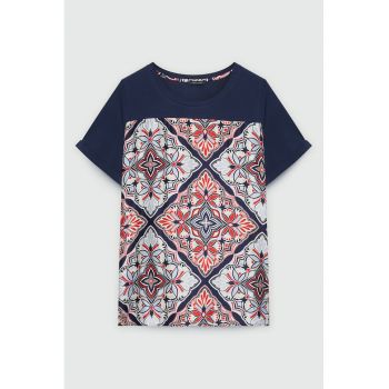 Tricou cu decolteu rotund si model