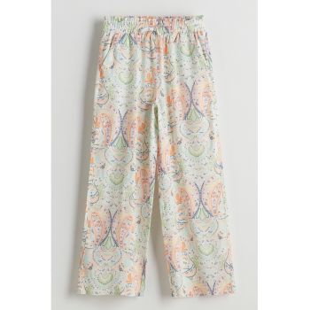 Pantaloni cu croiala ampla si imprimeu