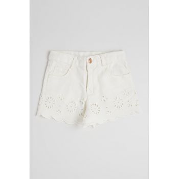 Pantaloni scurti cu perforatii