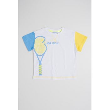 Tricou cu decolteu la baza gatului si imprimeu grafic