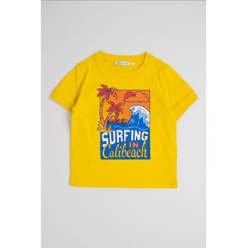 Tricou cu decolteu la baza gatului si imprimeu grafic