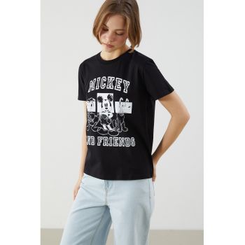Tricou cu decolteu la baza gatului