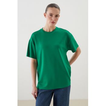 Tricou lejer cu decolteu la baza gatului