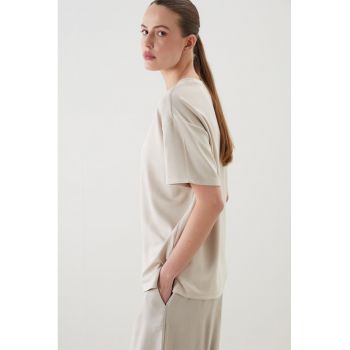 Tricou lejer cu decolteu la baza gatului