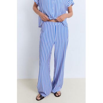 Pantaloni cu model in dungi si buzunare laterale
