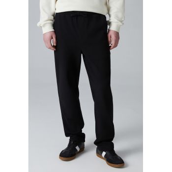 Pantaloni de trening cu croiala dreapta si buzunare
