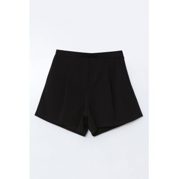 Pantaloni scurti cu croiala dreapta si buzunare