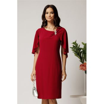 Rochie midi bordo din voal cu croi drept si accesoriu stralucitor la bust