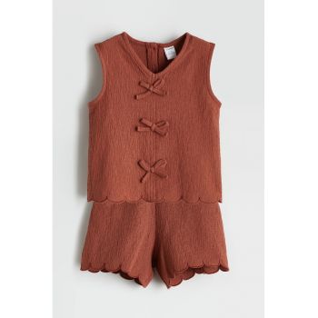 Set de pantaloni scurti si top cu decolteu in V