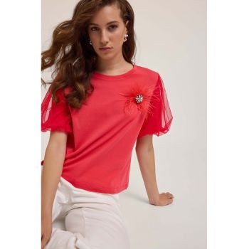 Tricou cu aplicatii din pene