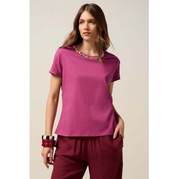 Tricou cu aplicatii din strasuri pe decolteu
