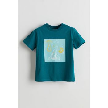 Tricou cu decolteu la baza gatului si imprimeu grafic